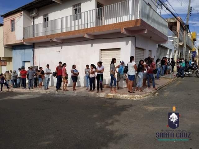 Prefeitura de Santa Cruz realiza entrega de máscaras e verifica temperatura nas filas de atendimento bancário