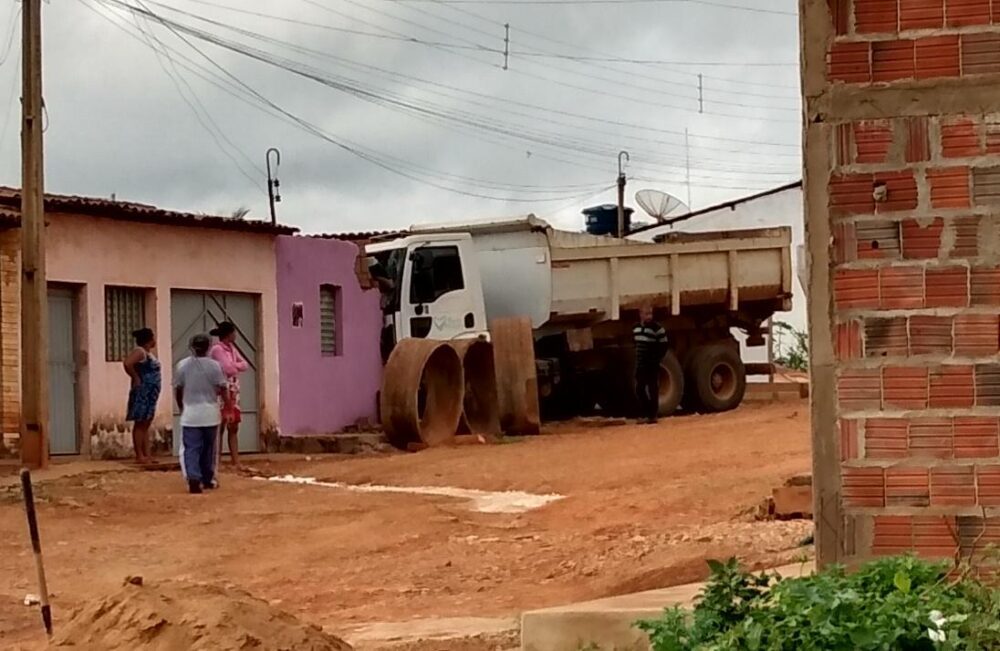 Caçamba da Prefeitura de Santa Filomena sem freio, invade casa no Socorro