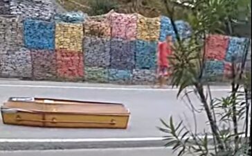 Em Cabo de Santo Agostinho, caixão cai de carro funerário na pista; vídeo