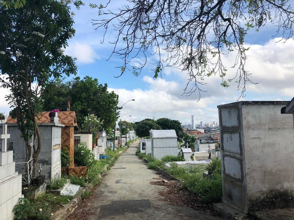 Homem retira corpo da avó de túmulo e dança com cadáver em rua de Manaus