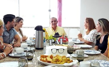 Adalberto Cavalcanti é recepcionado pelos filhos em café da manhã especial Dia dos Pais