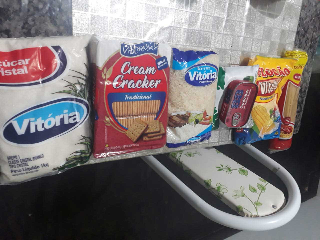 Isso é o que a Gestão Cleomatson chama de "kit da merenda escolar"