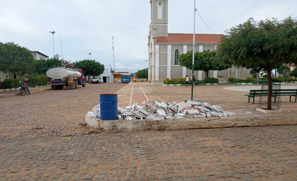 Falsa denúncia tenta expor Prefeitura por resíduos jogados em praça pública