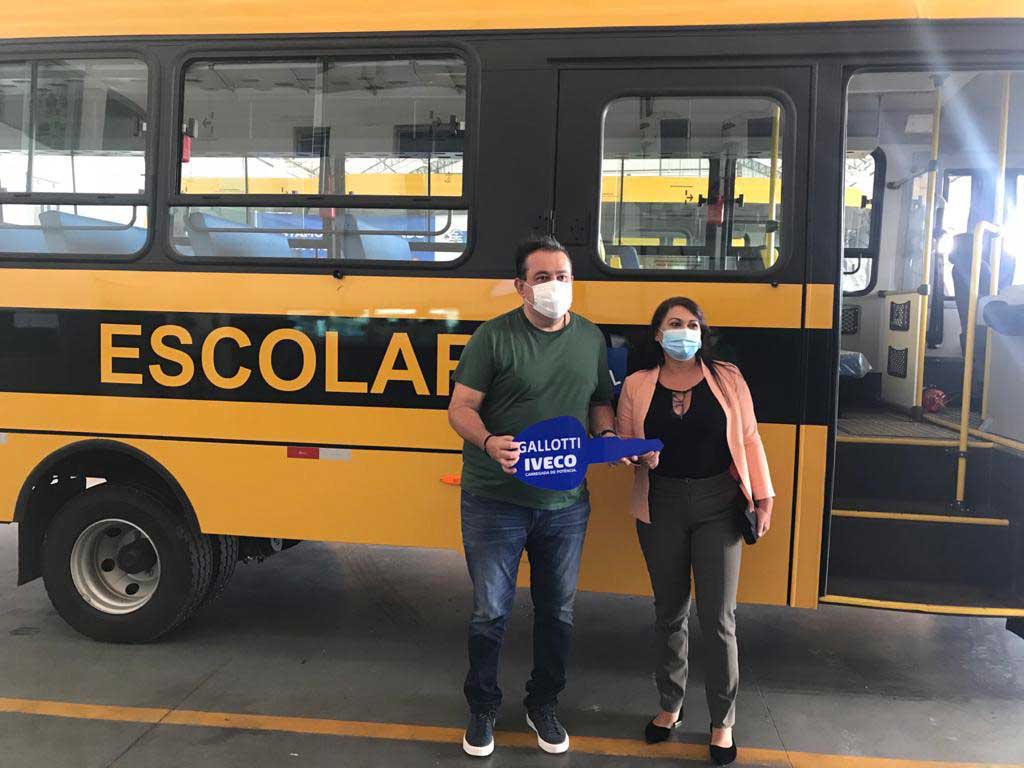 Deputado Sebastião Oliveira contempla o Município de Santa Cruz com mais um ônibus escolar