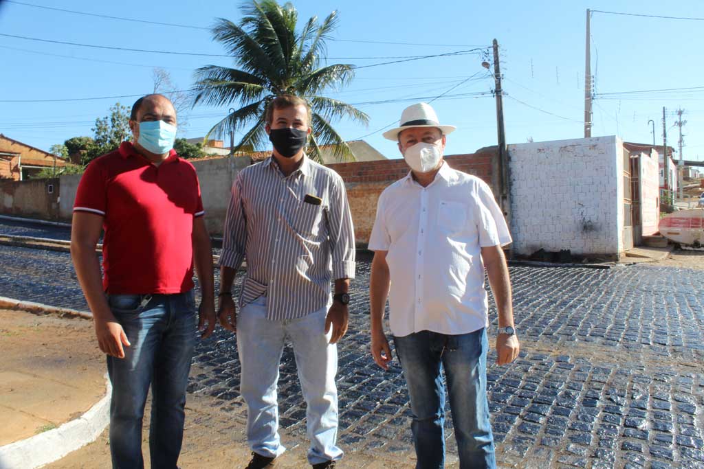 Prefeito e Secretário e equipe pontuam o início da obra mais esperada pela população de Santa Filomena, PE