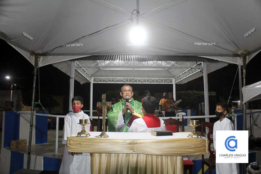 Católicos filomenses celebram Hasteamento da Bandeira e Missa na Festa da Padroeira da cidade