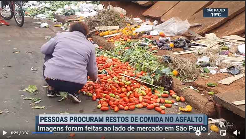 Sem ter como comprar, moradores de São Paulo recorrem a restos de alimentos descartados no asfalto