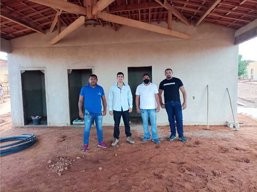 Vereador e equipe da Prefeitura visitam obra Academia da Saúde no distrito de Livramento