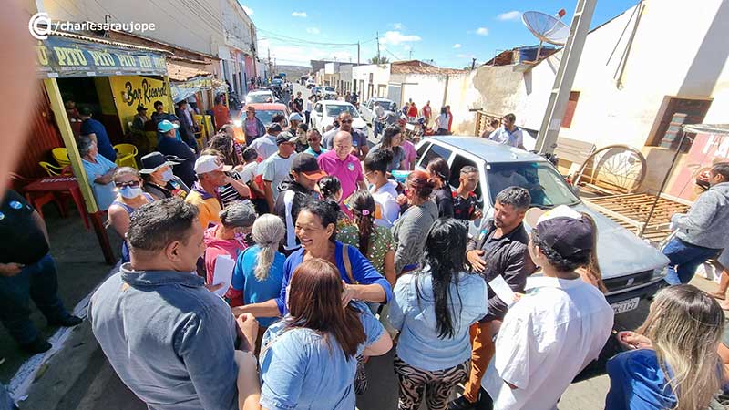 Prefeito Gildevan e vereadores fazem adesivaço pró Miguel Coelho no meio da feira de Santa Filomena