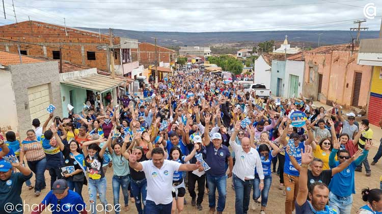 Prefeito Gildevan surpreende com grande caminhada e adesivaço por seus candidatos no Distrito de Socorro