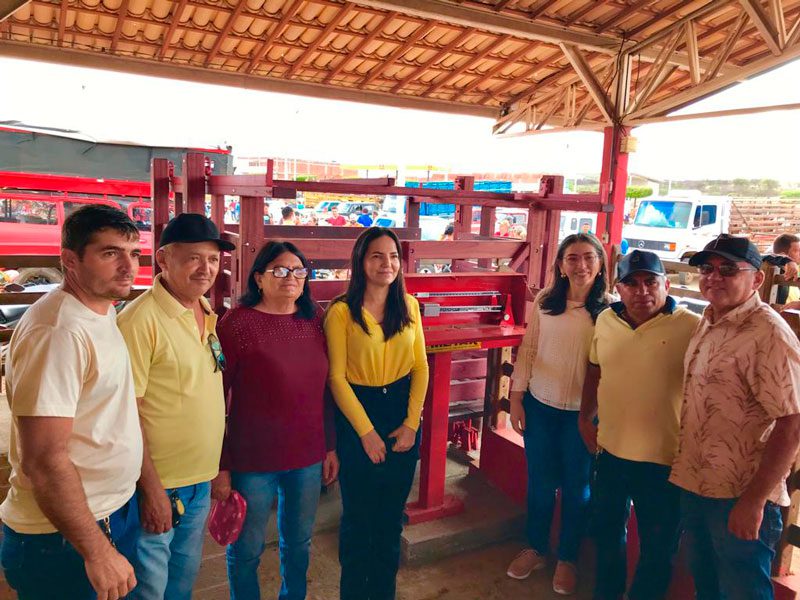 Josimara Cavalcanti entrega balança de precisão de ovinos e caprinos para feira de animais de Dormentes