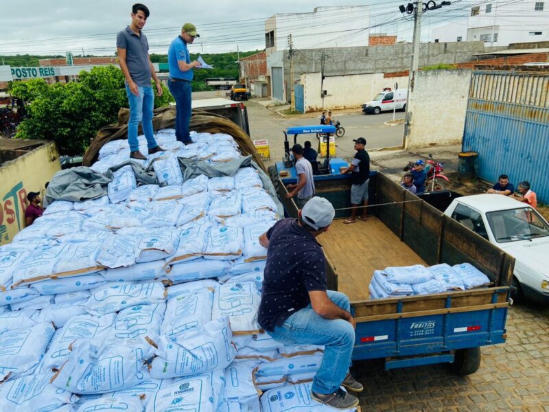 Dormentes distribui sementes de milho, feijão e sorgo para agricultores