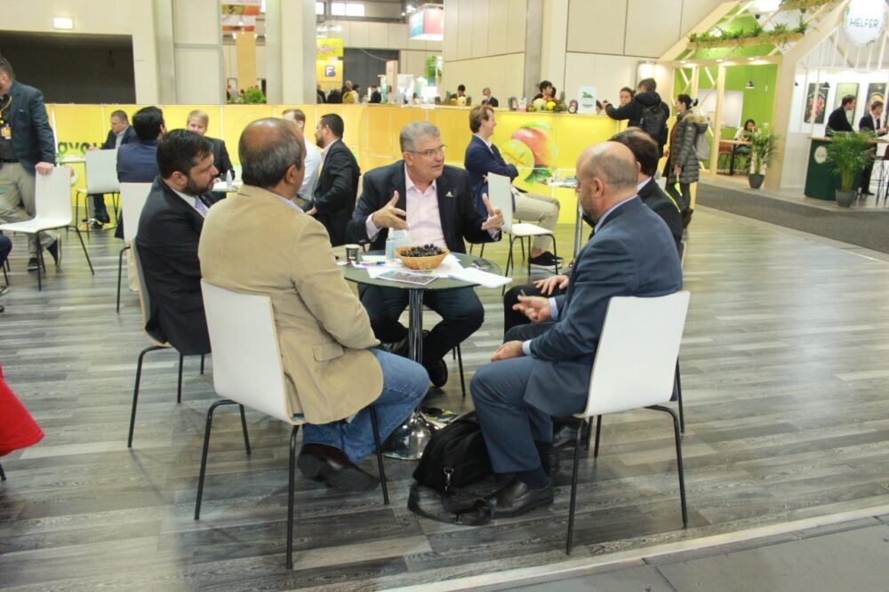 Guilherme Coelho participa da maior feira global de fruticultura em busca de novos mercados para o setor