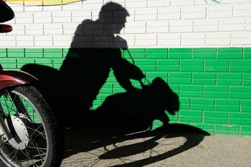 Moto é furtada em frente à residência no bairro São Francisco, em Parnamirim-PE