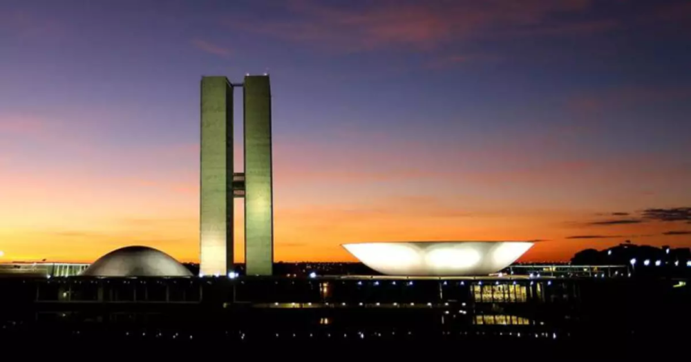 Os presidentes de ambas as Casas, Arthur Lira (PP-AL) da Câmara e Rodrigo Pacheco (PSD-MG) do Senado, têm a prerrogativa de convocar sessões extraordinárias a qualquer momento