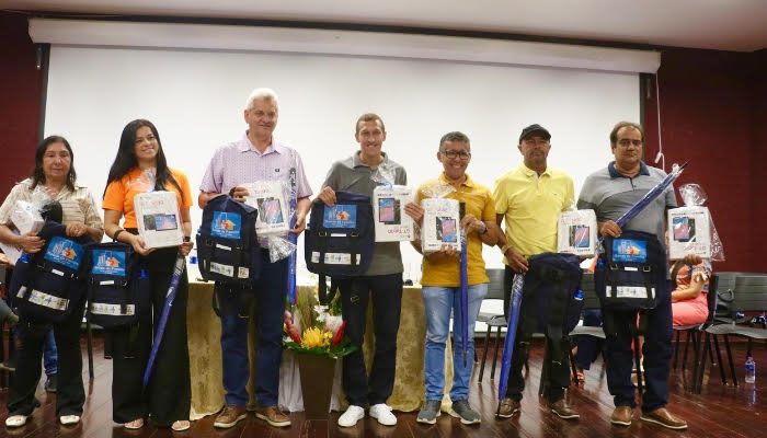 Prefeitura de Lagoa Grande entrega tablets para profissionais de saúde