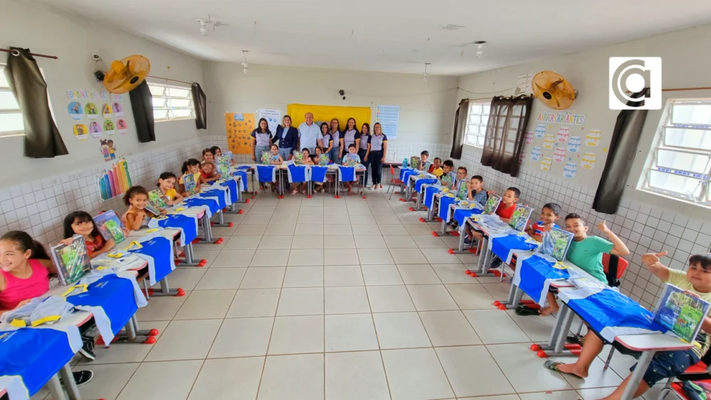 Prefeitura de Santa Filomena entrega fardas e kits escolares para todos os alunos da rede municipal