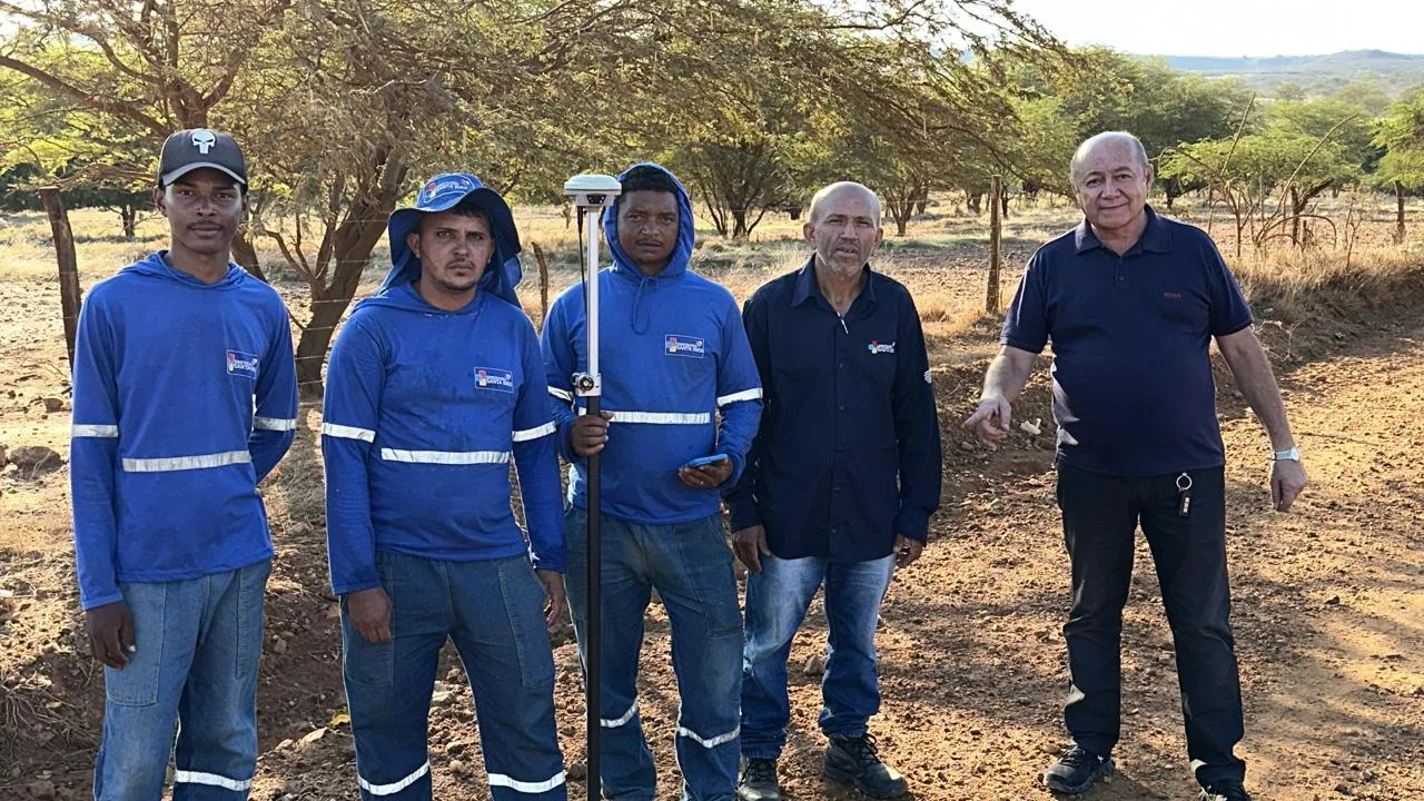 Prefeito Gildevan acompanha serviço de topografia para ligar estrada do Piauí à cidade de Santa Filomena-PE