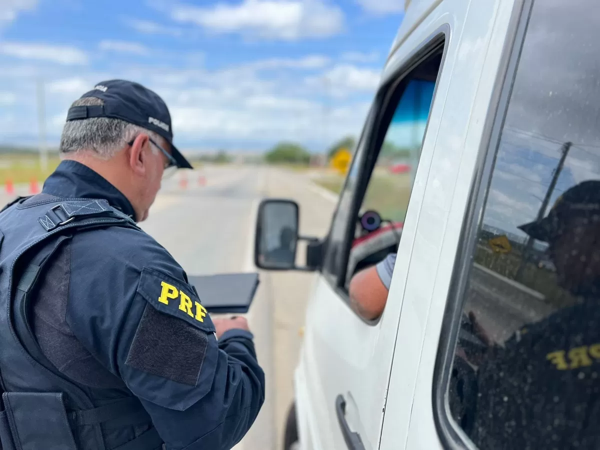 Para reforçar a segurança e coibir infrações no transporte de passageiros, acontece na sexta-feira (14) a segunda etapa da Operação Embarque Legal nas rodovias federais de Pernambuco. A iniciativa da Polícia Rodoviária Federal (PRF) ocorrerá nos municípios de Gravatá, Caruaru e Salgueiro, com a participação da Agência Nacional de Transportes Terrestres (ANTT) e da Empresa Pernambucana de Transporte Coletivo Intermunicipal (EPTI). Durante a operação, as equipes verificarão se o condutor possui o curso específico para realizar esse tipo de transporte, o estado de conservação do veículo, o funcionamento dos equipamentos obrigatórios e o cumprimento do tempo de descanso do motorista. Além da fiscalização, os policiais promoverão atividades de conscientização sobre a importância do uso do cinto de segurança, do acondicionamento correto das bagagens e da prevenção à importunação sexual no transporte coletivo. Uma das principais preocupações no transporte de passageiros está relacionada ao não uso do cinto de segurança. Muitos passageiros têm a impressão de que o item não é necessário devido ao tamanho do veículo, mas a ausência desse equipamento pode resultar em lesões graves ou até mortes, pois os ocupantes podem ser arremessados em caso de colisão. No ano passado, foram emitidas 1.417 autuações pelo não uso do cinto de segurança em veículos de transporte coletivo e de passeio. As colisões envolvendo veículos que realizam o transporte de passageiros podem ser graves e resultar em múltiplas vítimas, devido à quantidade de pessoas transportadas. No ano de 2024, foram registrados 151 sinistros com ônibus e micro-ônibus nas rodovias federais de Pernambuco, deixando 59 feridos e uma vítima fatal. Em 2023, foram contabilizados 131 sinistros, com 53 feridos e nove mortes. Na primeira etapa da operação, realizada nos dias 22 e 29 de dezembro, foram fiscalizados 438 veículos e 1.165 pessoas. Durante as abordagens, foram emitidos 33 Termos Circunstanciados de Ocorrência (TCO) por exercício irregular da profissão e recolhidos seis veículos.